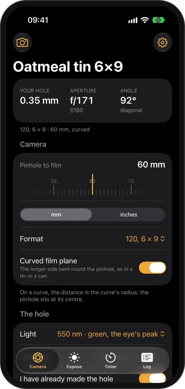 Pinhole Calc 的相機畫面：底片面彎曲的 6×9 相機的針孔、光圈值與視角