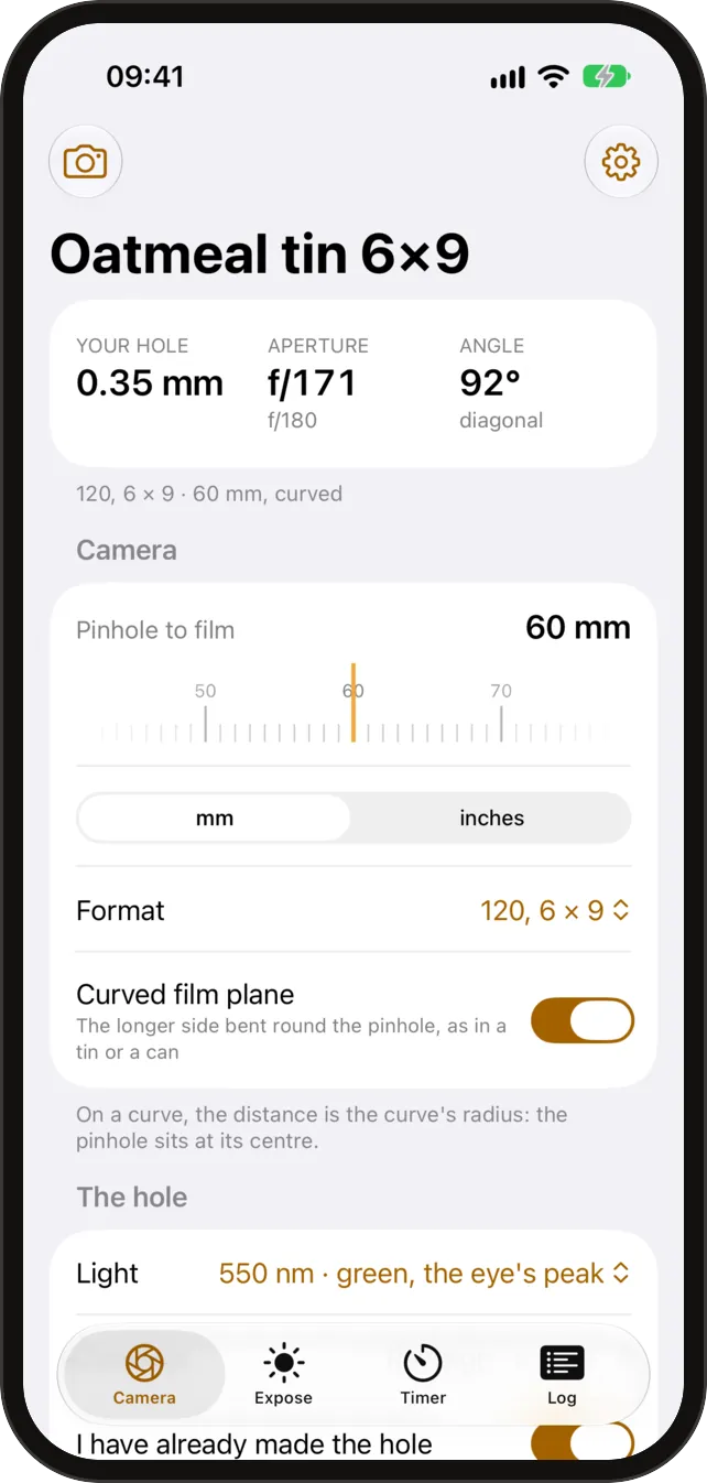 Pinhole Calc 的相機畫面：底片面彎曲的 6×9 相機的針孔、光圈值與視角